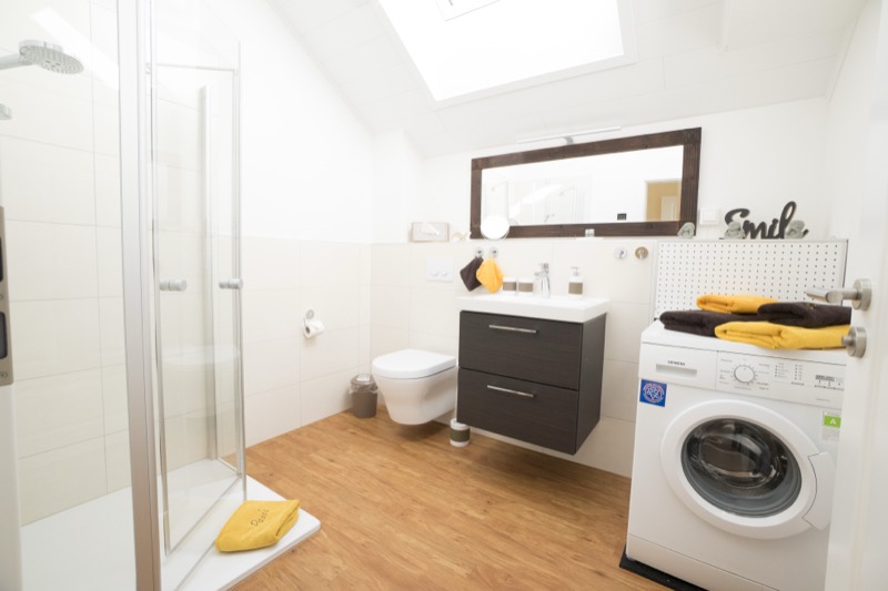Bad mit Dusche und Waschmaschine