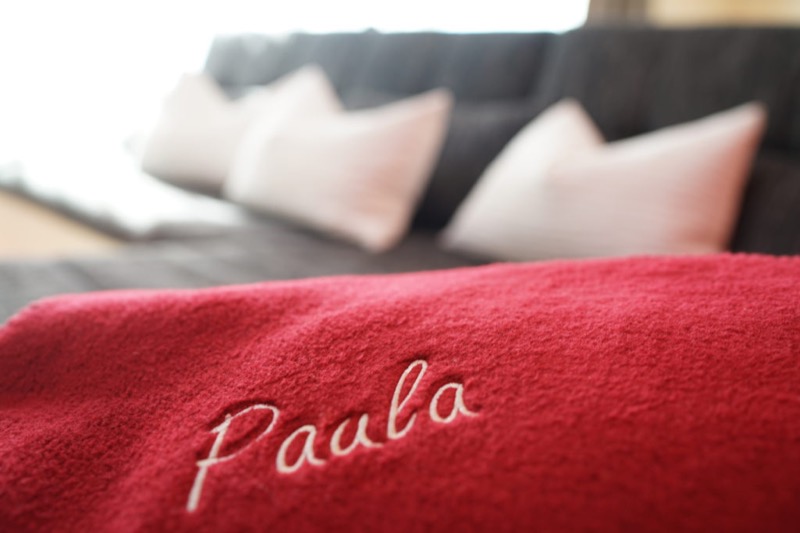 Rote Kuscheldecke mit eingesticktem Namen Paula