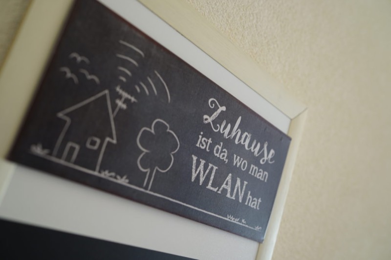 Schild: Zuhause ist da, wo man WLAN hat