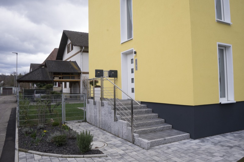 Eingang mit Granittreppe