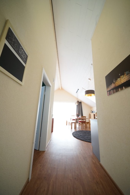 Flur mit Blick in den offenen Wohnraum