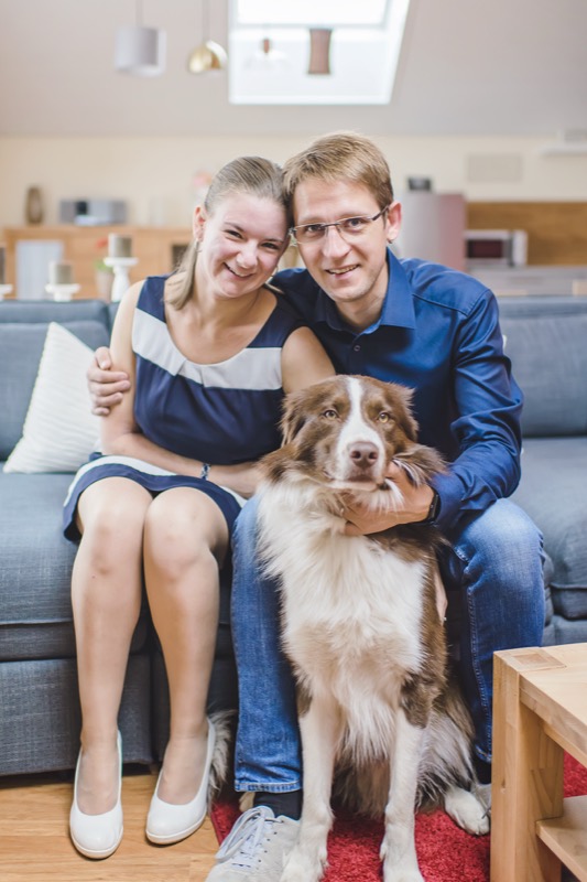 Denise und Hendrik sitzen auf der Couch, vor ihnen Border Collie Barney